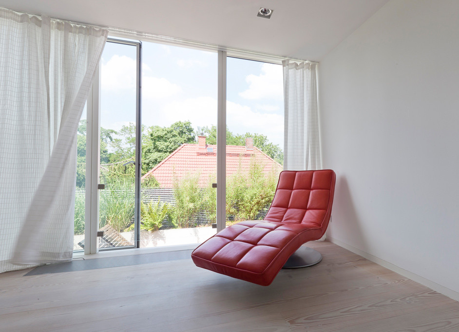 Idee per un soggiorno minimal di medie dimensioni con pareti bianche e parquet chiaro