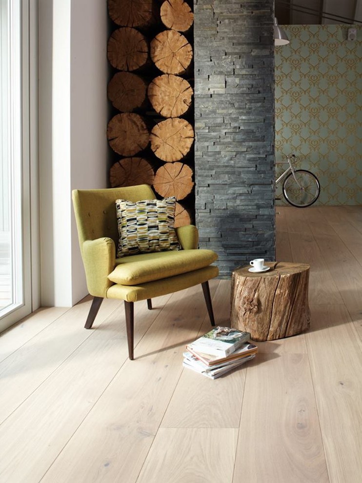 Idee per un piccolo soggiorno moderno chiuso con pareti multicolore, parquet chiaro, nessun camino, nessuna TV e pavimento marrone