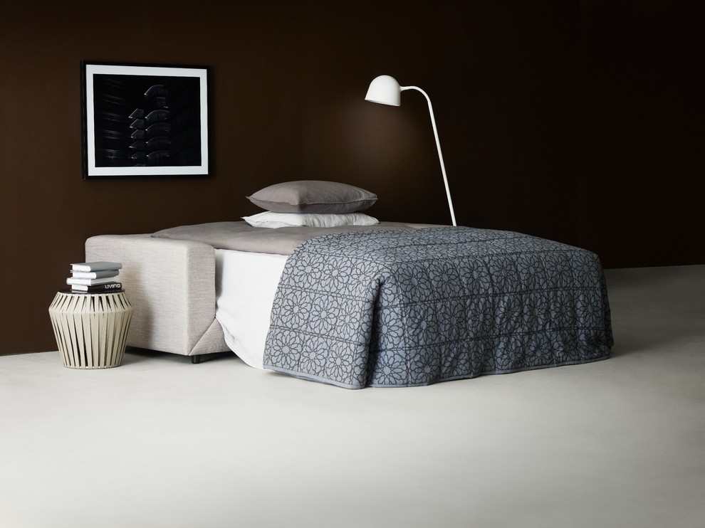 Immagine di un soggiorno minimal aperto con pareti marroni e pavimento bianco