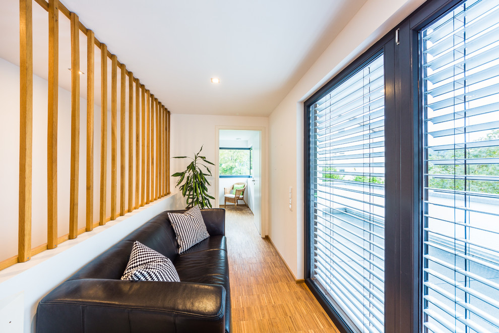 Mittelgroßes, Offenes Modernes Wohnzimmer mit braunem Holzboden in Frankfurt am Main