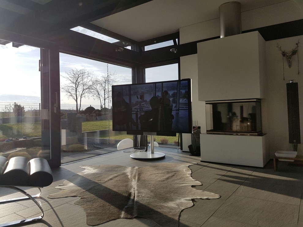 Offenes Modernes Wohnzimmer mit freistehendem TV in Bonn
