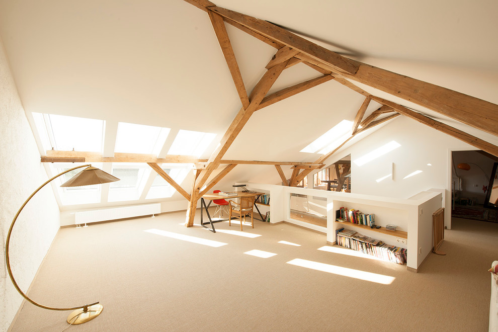 Immagine di un ampio soggiorno scandinavo chiuso con libreria, pareti bianche, moquette, nessun camino e nessuna TV