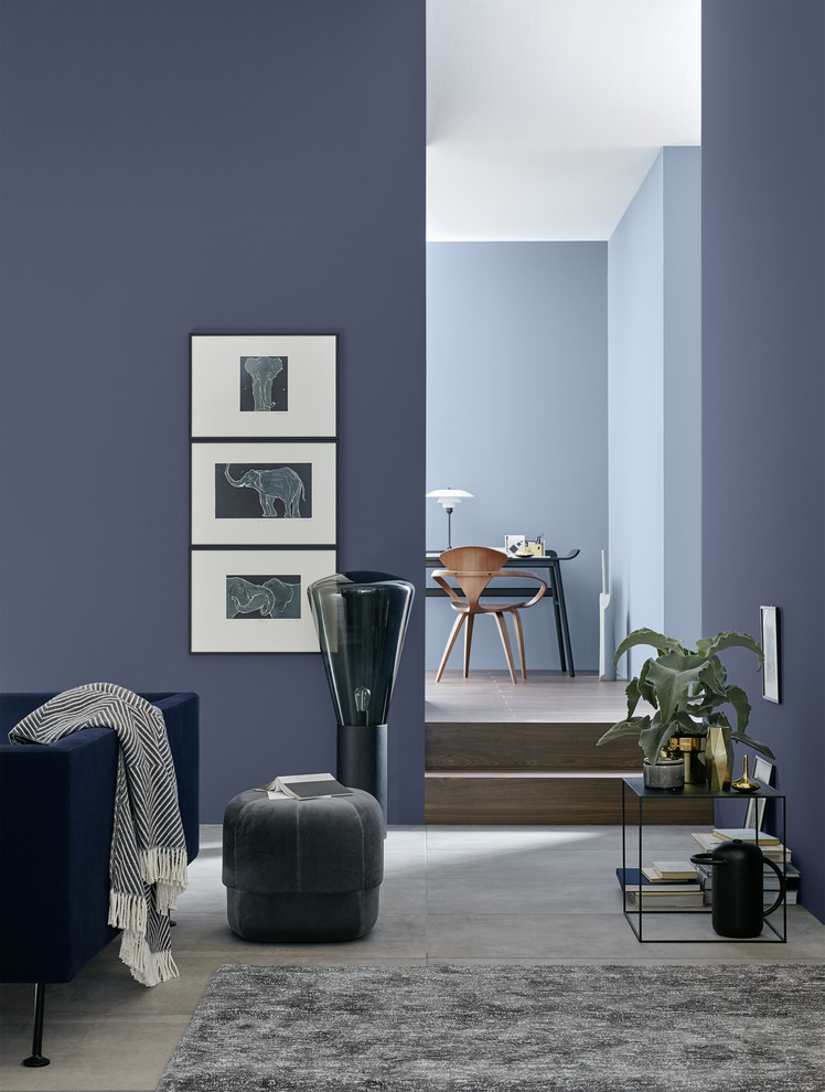 Exemple d'une salle de séjour tendance avec un mur bleu.