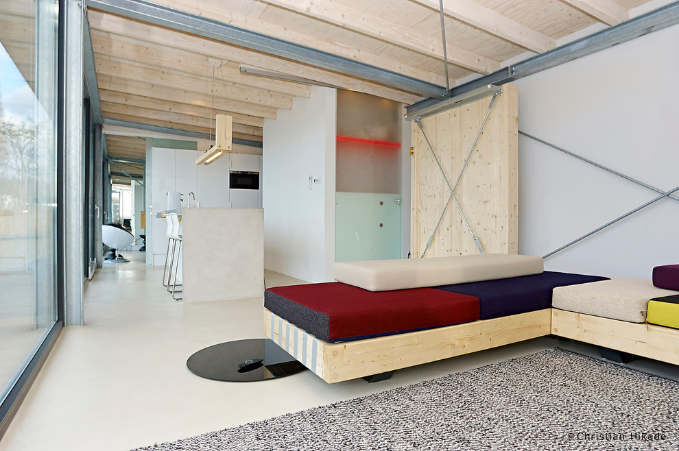 Idee per un soggiorno design aperto con pareti bianche e pavimento in linoleum