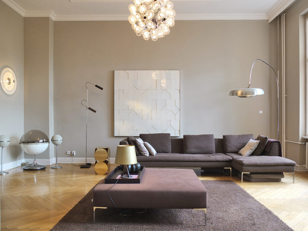 Großes, Abgetrenntes Modernes Wohnzimmer mit beiger Wandfarbe und hellem Holzboden in Berlin