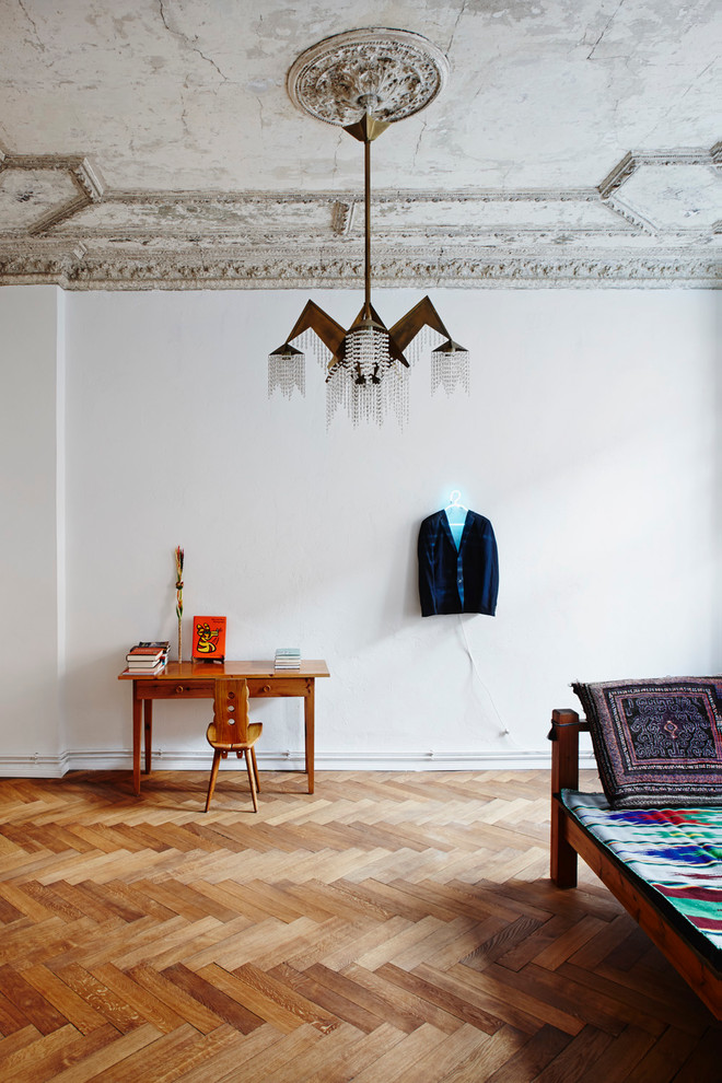 Mittelgroßes Stilmix Wohnzimmer mit weißer Wandfarbe und braunem Holzboden in Berlin