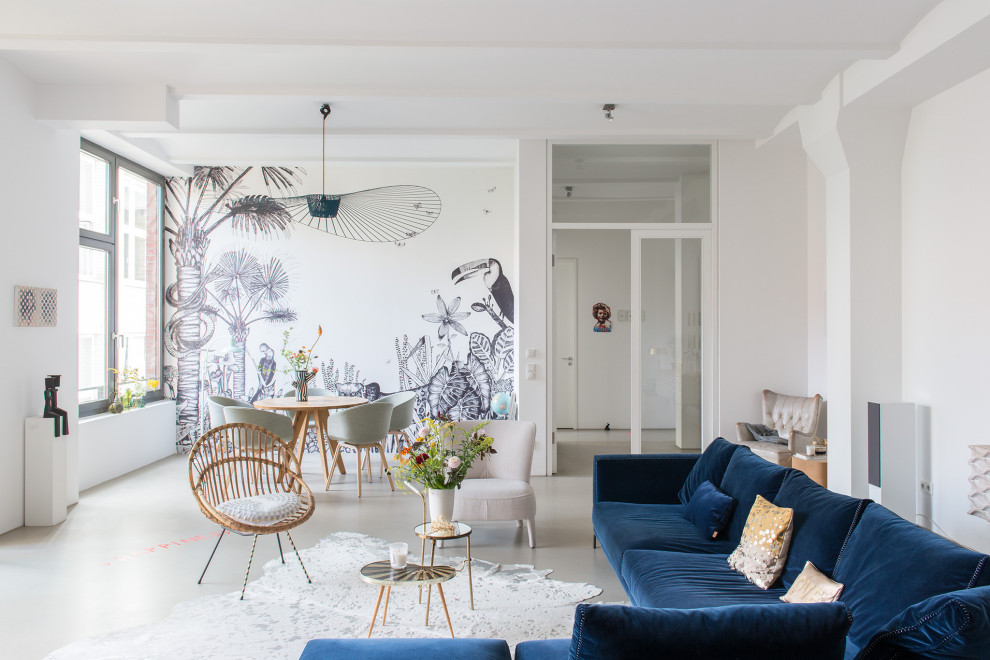 Stilmix Wohnzimmer mit Betonboden, grauem Boden und Tapetenwänden in Berlin