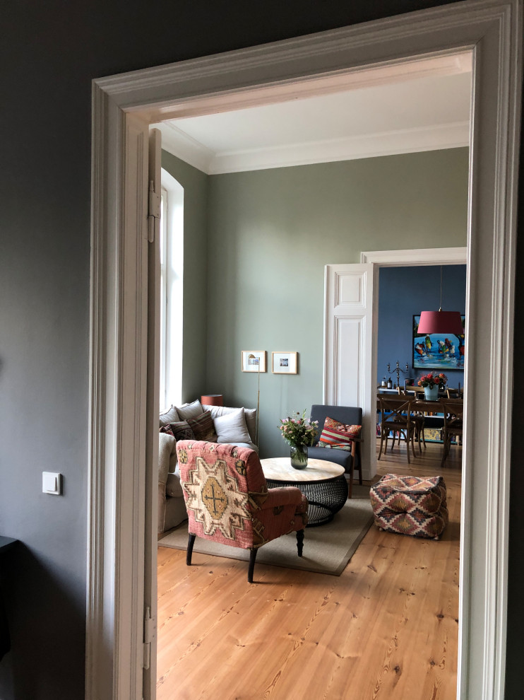 Großes, Abgetrenntes Modernes Wohnzimmer mit grauer Wandfarbe und hellem Holzboden in Sonstige