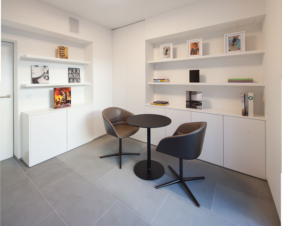 Идея дизайна: маленькая изолированная гостиная комната в современном стиле с с книжными шкафами и полками и белыми стенами без камина, телевизора для на участке и в саду