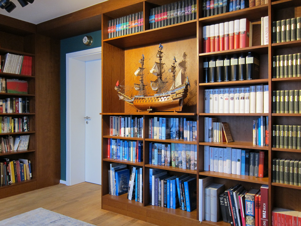 Kleine, Abgetrennte Moderne Bibliothek mit grüner Wandfarbe und hellem Holzboden in Köln