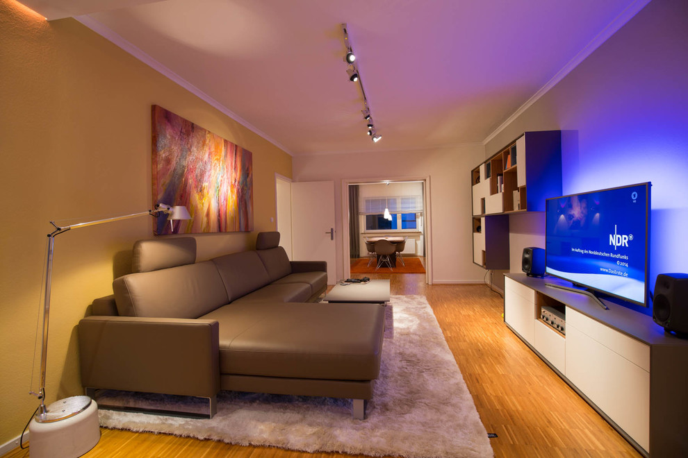 Ispirazione per un grande soggiorno minimal con parquet chiaro e TV autoportante