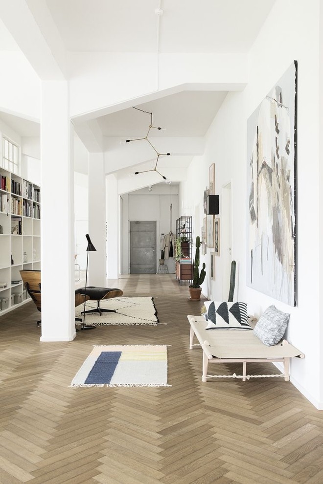 Свежая идея для дизайна: открытая гостиная комната в скандинавском стиле с белыми стенами и деревянным полом без камина, телевизора - отличное фото интерьера