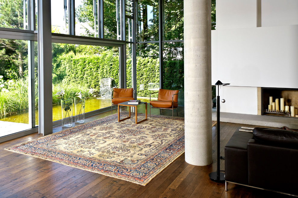 Mittelgroßes, Offenes, Fernseherloses Stilmix Wohnzimmer mit weißer Wandfarbe, dunklem Holzboden und Kamin in München