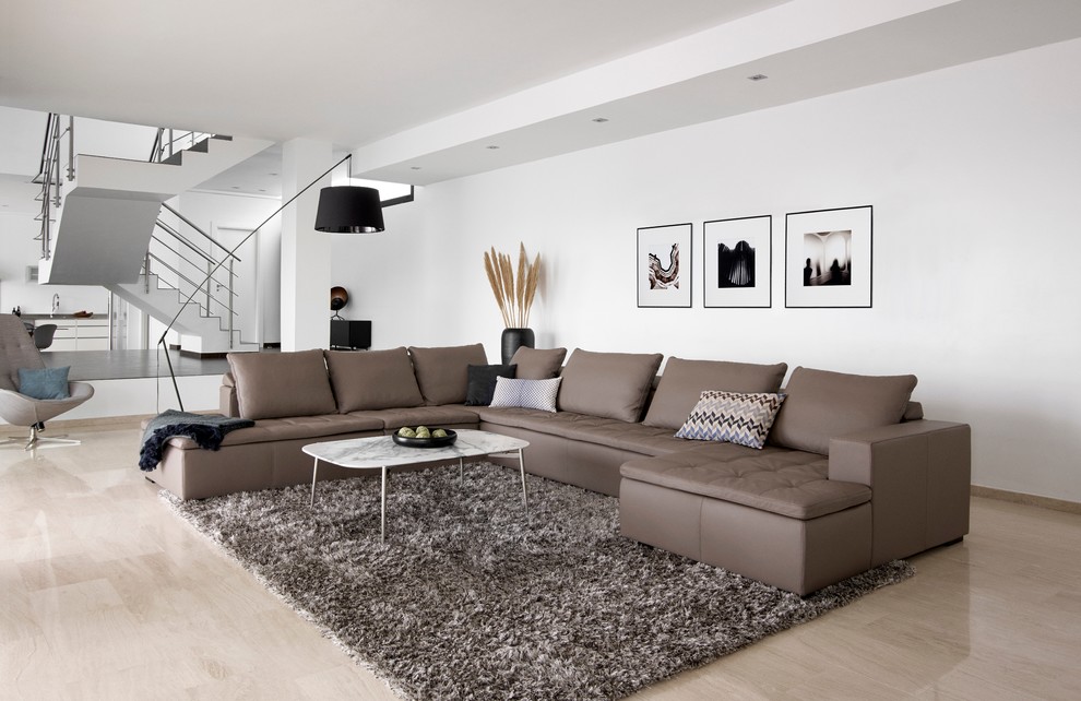 Offenes, Mittelgroßes Modernes Wohnzimmer mit weißer Wandfarbe und hellem Holzboden in Frankfurt am Main