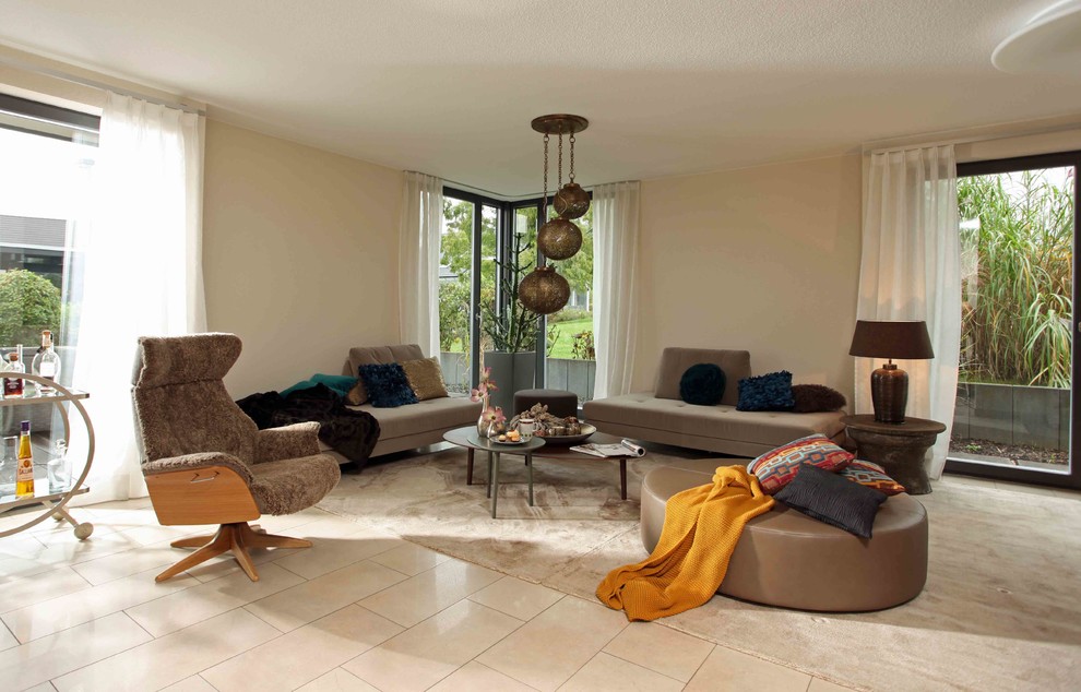 Foto de sala de estar abierta actual con paredes beige y suelo beige
