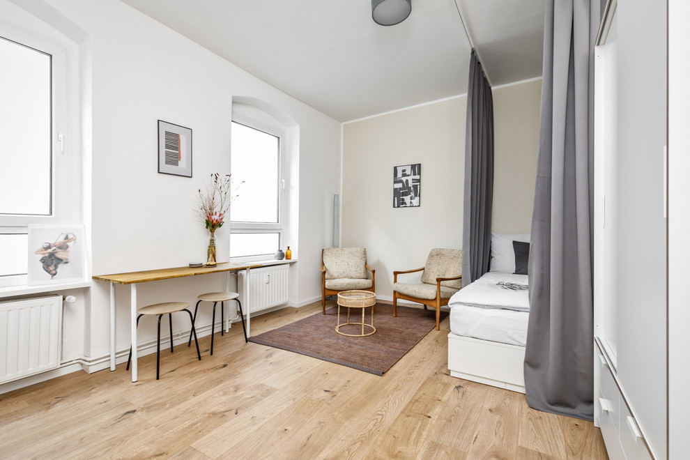 На фото: маленькая изолированная гостиная комната в скандинавском стиле с бежевыми стенами и паркетным полом среднего тона для на участке и в саду с