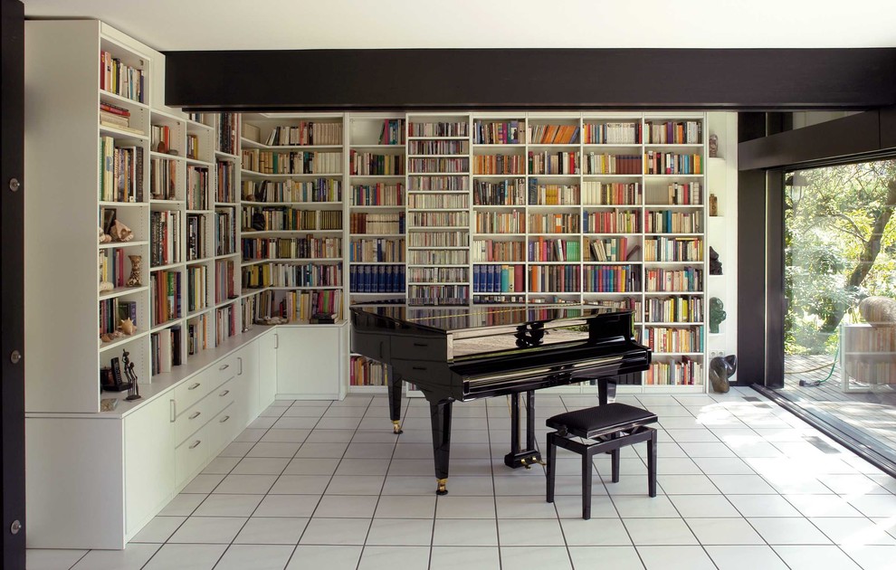 Modernes Musikzimmer ohne Kamin mit weißer Wandfarbe und Keramikboden in Hamburg