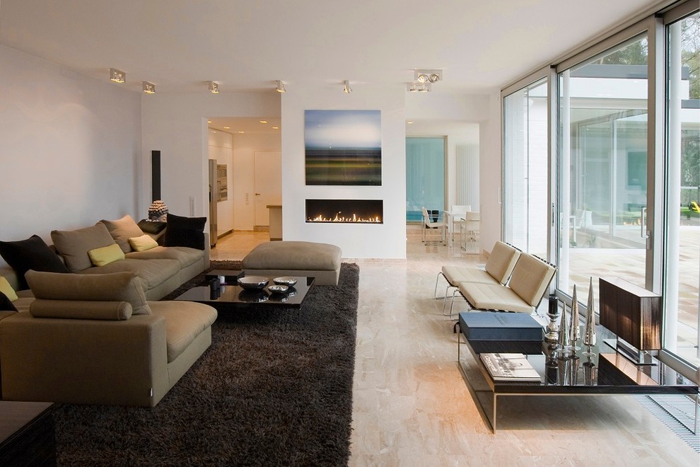 Großes, Repräsentatives, Offenes Modernes Wohnzimmer mit weißer Wandfarbe und Gaskamin in Düsseldorf