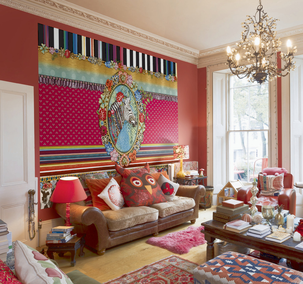 Ispirazione per un soggiorno bohémian di medie dimensioni e chiuso con sala formale, parquet chiaro e pareti rosse