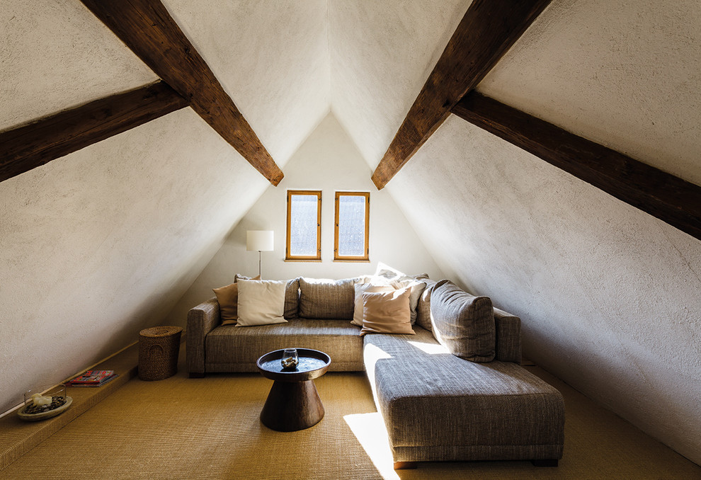 Свежая идея для дизайна: двухуровневая гостиная комната:: освещение в стиле кантри с белыми стенами и ковровым покрытием - отличное фото интерьера