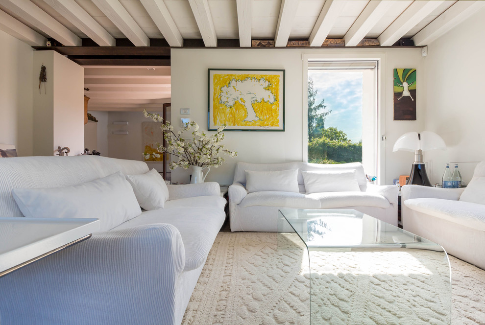 Стильный дизайн: маленькая открытая гостиная комната в современном стиле с белыми стенами для на участке и в саду - последний тренд