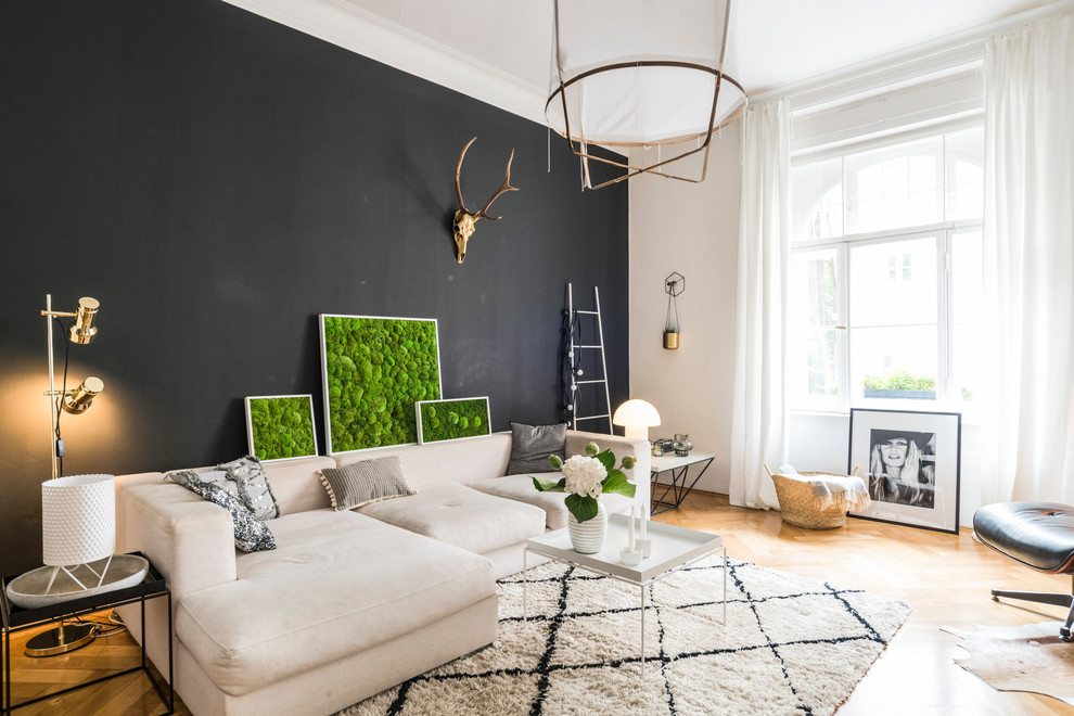 Свежая идея для дизайна: парадная, изолированная гостиная комната среднего размера в скандинавском стиле с черными стенами, светлым паркетным полом и бежевым полом без камина, телевизора - отличное фото интерьера