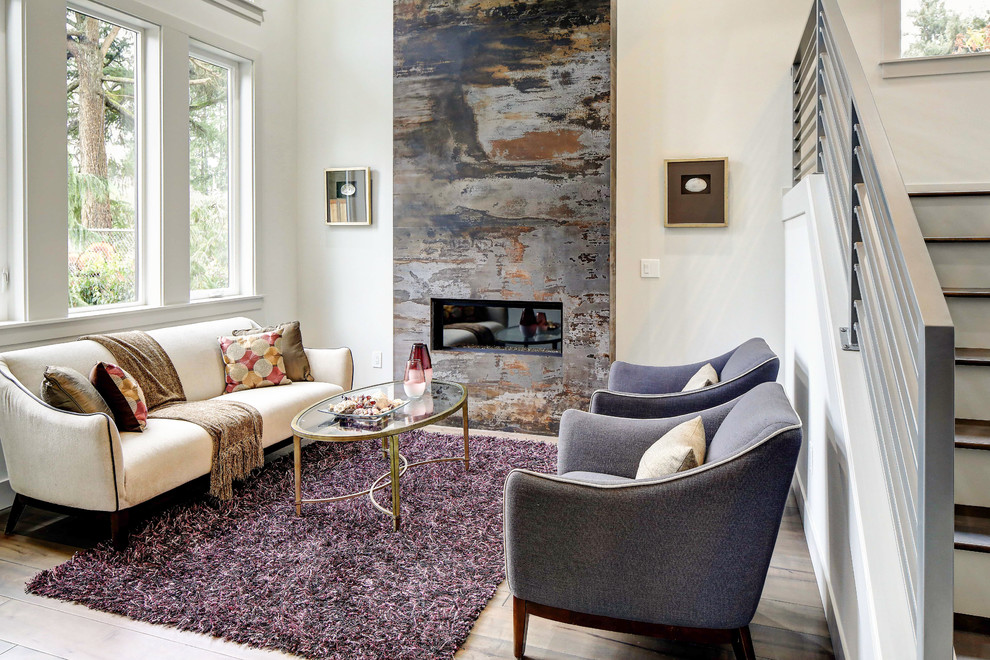 Foto de salón para visitas tradicional renovado sin televisor con paredes blancas, suelo de madera clara, chimenea lineal y suelo marrón