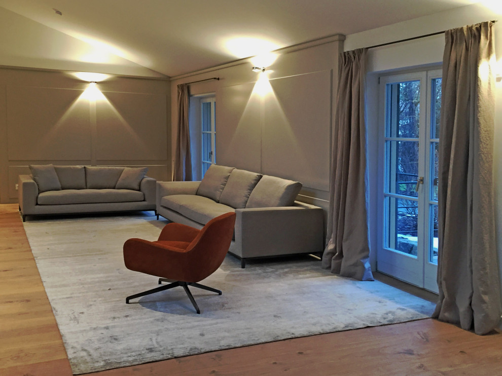 Aménagement d'une salle de séjour contemporaine de taille moyenne et ouverte avec un mur gris, parquet peint, une cheminée ribbon, un manteau de cheminée en pierre, un téléviseur fixé au mur et un sol marron.