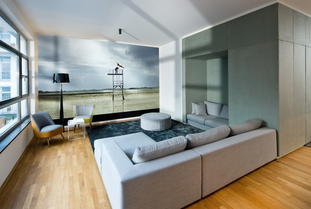 Immagine di un grande soggiorno design con sala formale, pareti bianche, pavimento in legno massello medio, nessun camino e nessuna TV