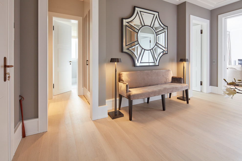 Foto di un soggiorno tradizionale di medie dimensioni con pavimento in legno massello medio e pavimento beige