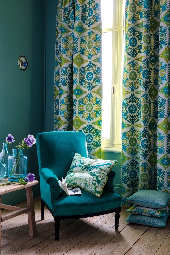 Пример оригинального дизайна: гостиная комната в современном стиле с зелеными стенами и деревянным полом