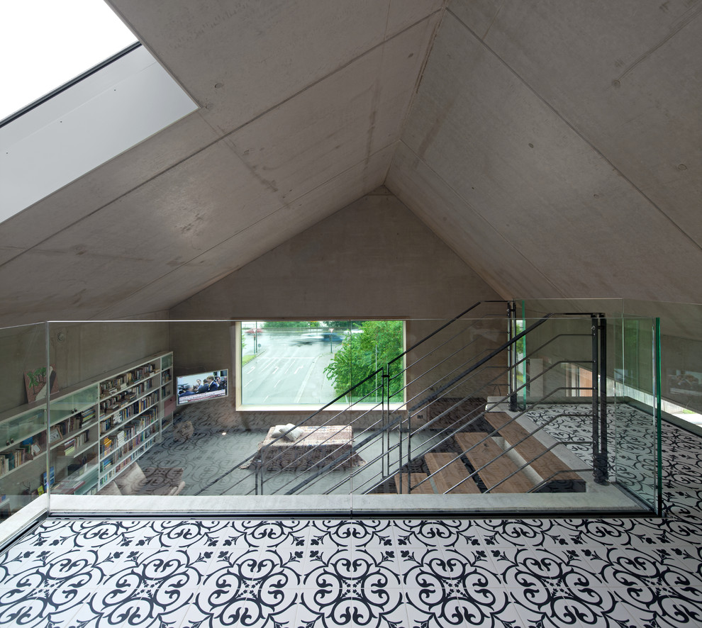 Idee per un grande soggiorno moderno stile loft con pareti grigie, pavimento in cemento, nessun camino e pavimento grigio
