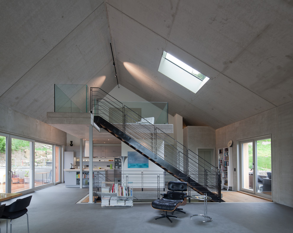 Großes Modernes Wohnzimmer ohne Kamin, im Loft-Stil mit grauer Wandfarbe, Betonboden und grauem Boden in München