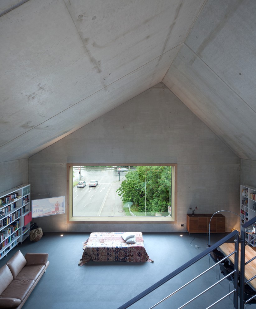 Inspiration för mellanstora moderna loftrum, med grå väggar, TV i ett hörn och grått golv