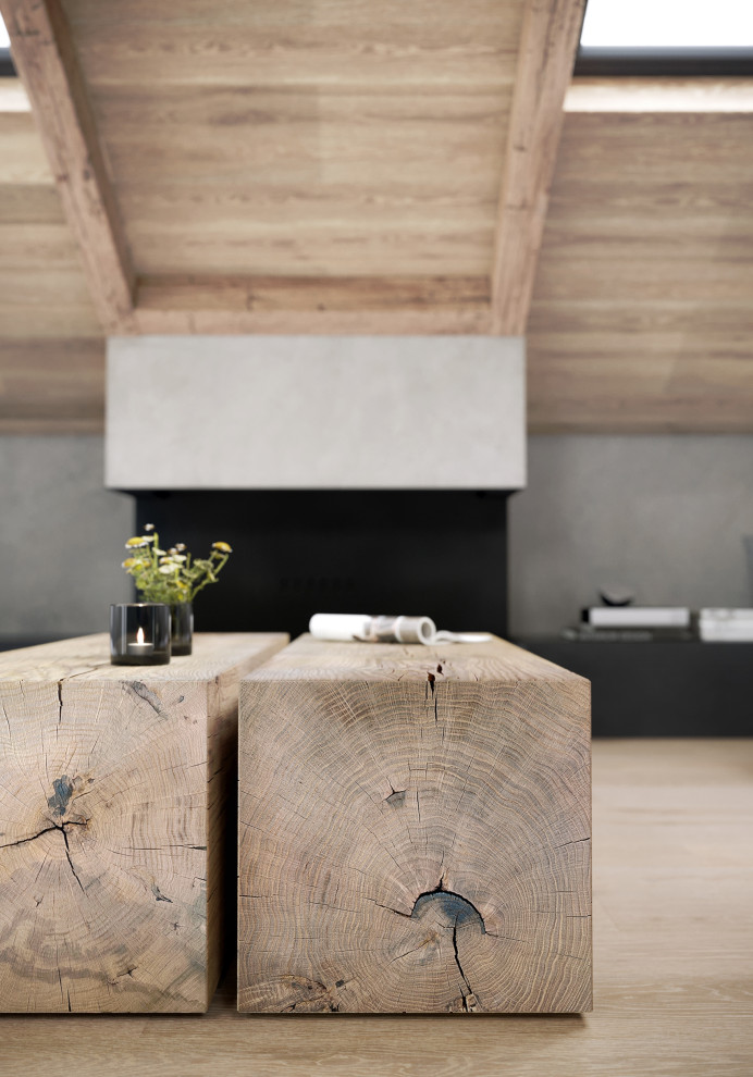 Modelo de salón abierto moderno grande con paredes grises, suelo de madera clara y vigas vistas