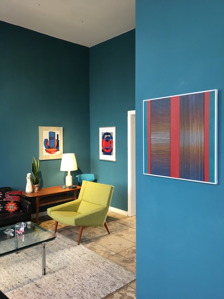 Пример оригинального дизайна: гостиная комната в стиле ретро с синими стенами и бежевым полом
