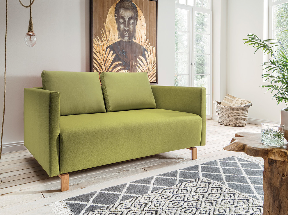 Imagen de sala de estar contemporánea con paredes blancas, suelo de madera clara y suelo marrón
