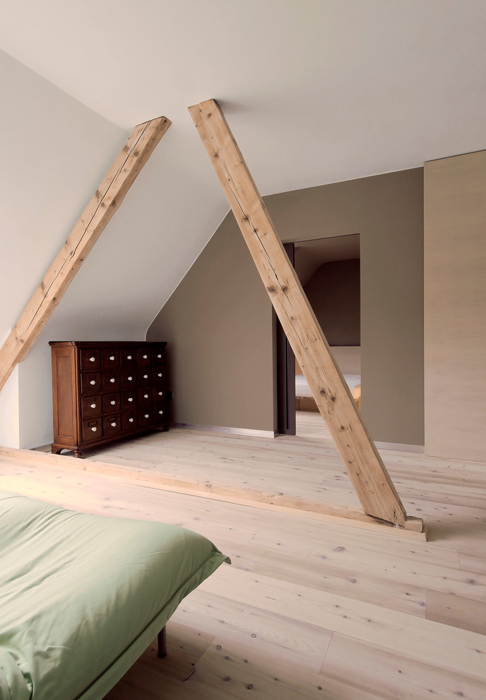 Exempel på ett litet skandinaviskt vardagsrum, med ljust trägolv