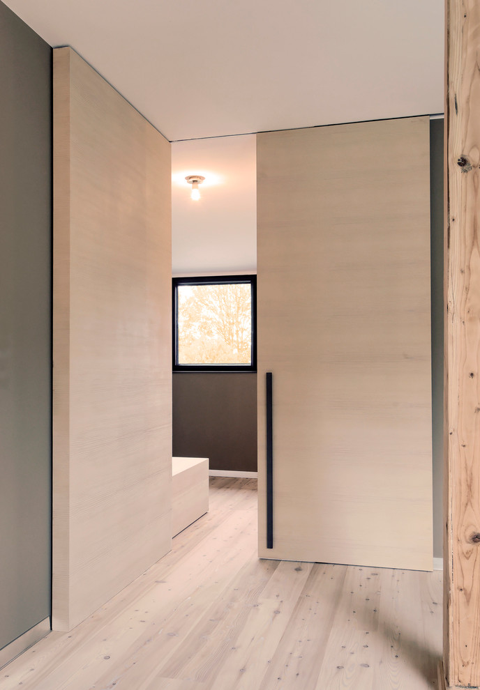 Источник вдохновения для домашнего уюта: маленькая гостиная комната в скандинавском стиле с светлым паркетным полом для на участке и в саду