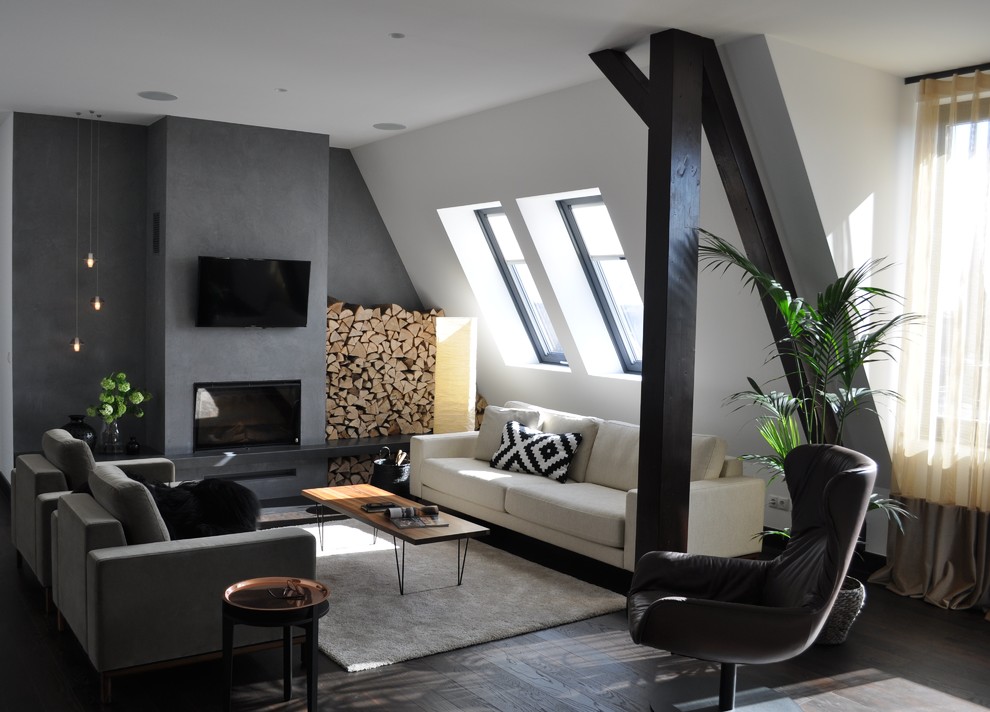 Mittelgroßes, Offenes Modernes Wohnzimmer mit weißer Wandfarbe, dunklem Holzboden, Kaminofen, verputzter Kaminumrandung, TV-Wand und braunem Boden in Berlin