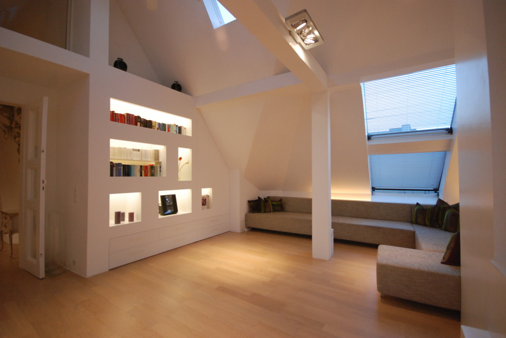 Idées déco pour un grand salon moderne ouvert avec un mur blanc.