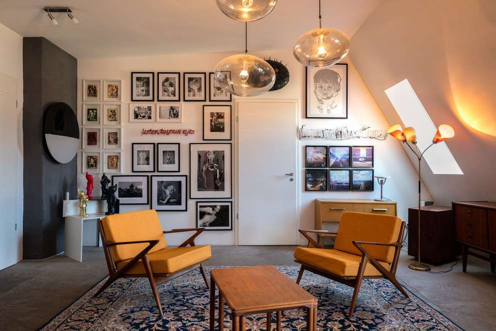 Eklektisches Wohnzimmer mit weißer Wandfarbe, Betonboden und grauem Boden in Berlin