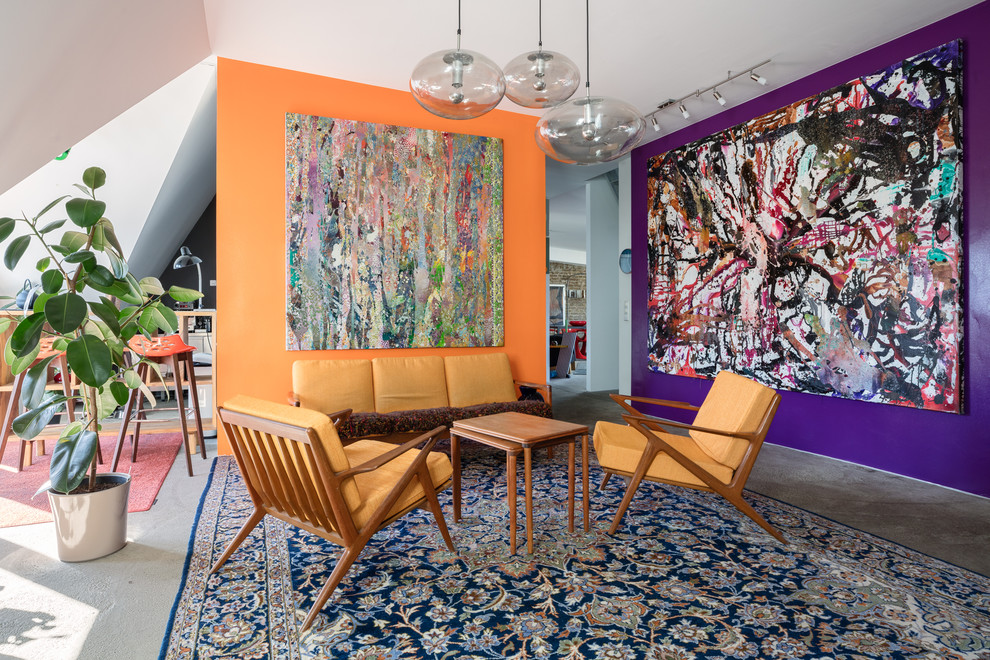 Пример оригинального дизайна: гостиная комната в стиле фьюжн с фиолетовыми стенами, бетонным полом и серым полом