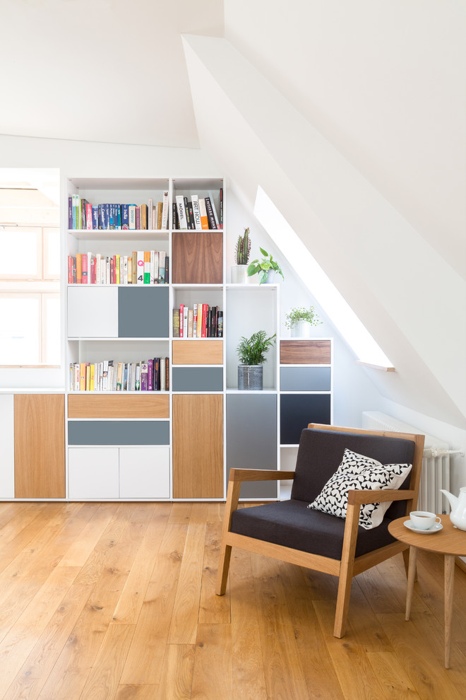 Immagine di un soggiorno nordico di medie dimensioni e aperto con pareti bianche e pavimento in legno massello medio