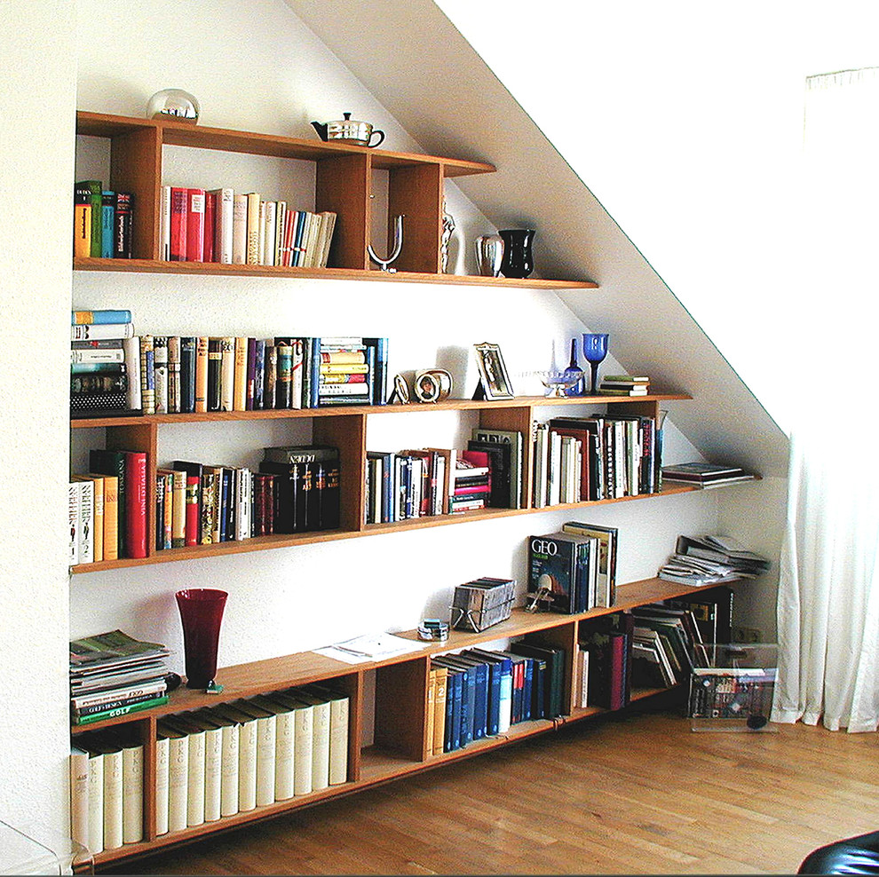 Modernes Wohnzimmer mit weißer Wandfarbe und braunem Holzboden in Berlin