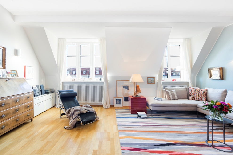 Mittelgroßes, Repräsentatives, Abgetrenntes Modernes Wohnzimmer ohne Kamin mit weißer Wandfarbe, braunem Holzboden und beigem Boden in Sonstige