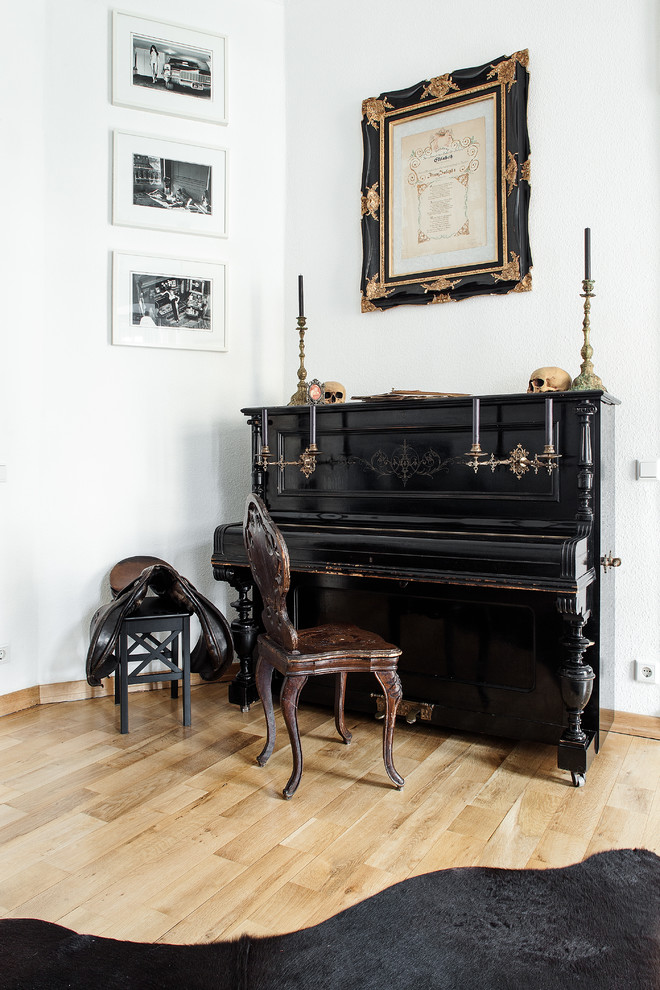 Eklektisches Wohnzimmer mit weißer Wandfarbe und hellem Holzboden in Berlin