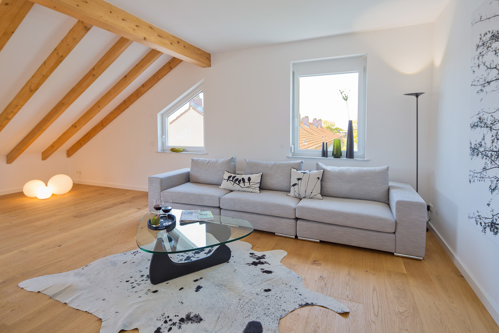Idee per un grande soggiorno minimal chiuso con pareti bianche e pavimento in legno massello medio