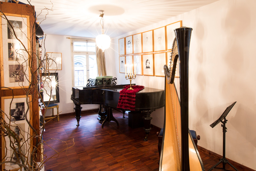 Example of an eclectic living room design in Dusseldorf with a music area