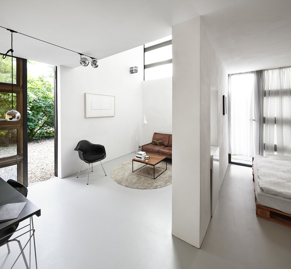 Inspiration pour un salon design ouvert avec un mur blanc.